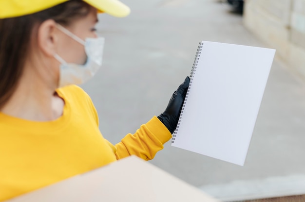 Free photo close-up delivery woman wearing mask