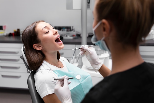 Foto gratuita primo piano dentista e paziente