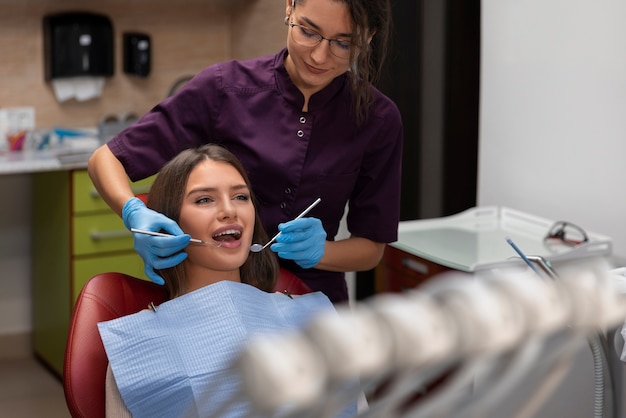 Близкий взгляд на стоматолога с помощью инструментов