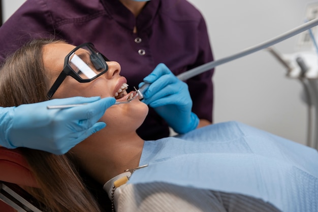 Близкий взгляд на стоматолога с помощью инструментов
