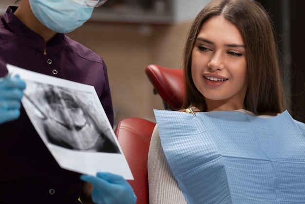 Foto gratuita prossimo piano di un dentista che usa strumenti