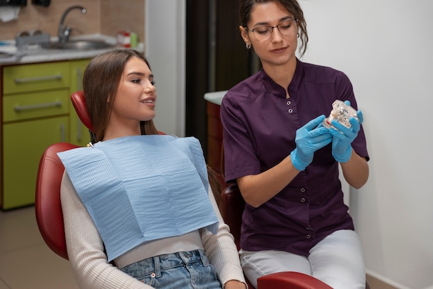 Foto gratuita prossimo piano di un dentista che usa strumenti