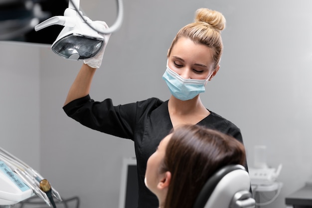 Free photo close up dentist wearing face mask