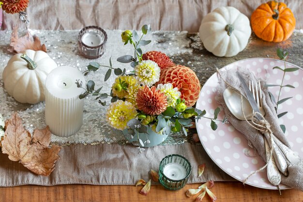 호박, 꽃과 함께 축제 가을 테이블 장식의 클로즈업 세부 사항.