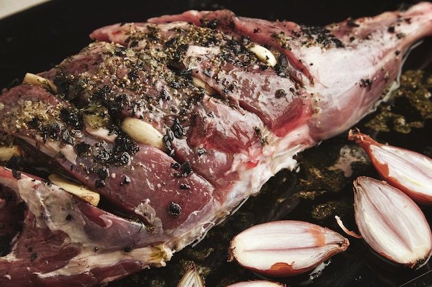 Foto gratuita primo piano dettagliato sulla carne di coscia di agnello islandese precotta con spezie ed erbe aromatiche