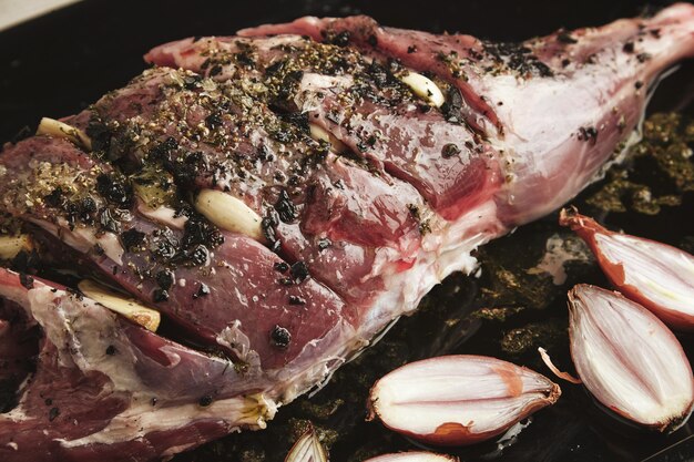 Закройте детали на предварительно приготовленном исландском мясе ноги ягненка со специями и травами