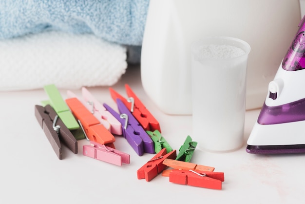 Close-up detergent cup with pegs