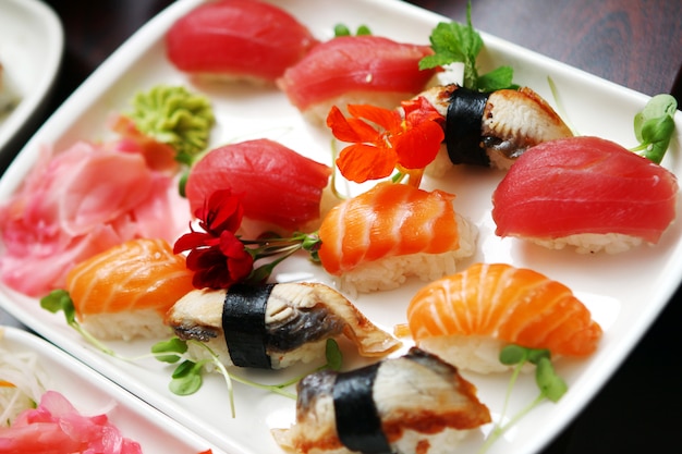 Chiuda in su dei sushi differenti