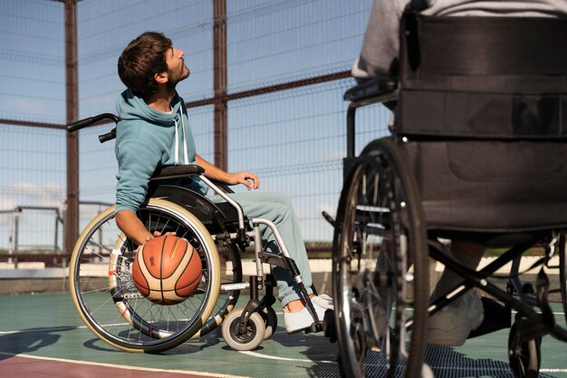 バスケットボールをしている障害者をクローズアップ