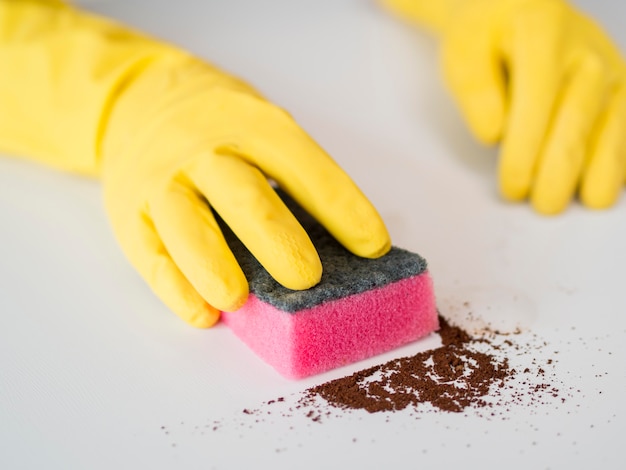 Foto gratuita casa disinfettante del primo piano con la spugna