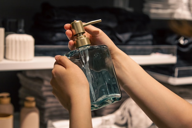 Foto gratuita chiudere un distributore di sapone liquido nelle mani delle donne nel negozio