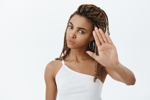 Крупный план недовольной и раздраженной афро-американской женщины показывает жест остановки