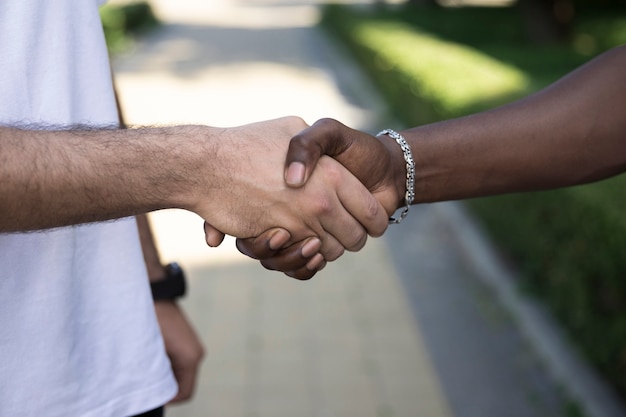 Chiuda sui vari amici che agitano le mani