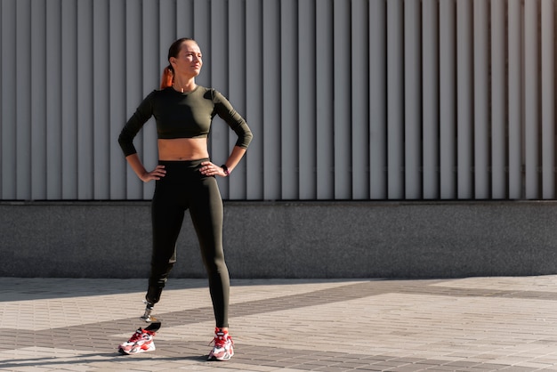 Foto gratuita primo piano sull'allenamento della donna sportiva sulla diversità