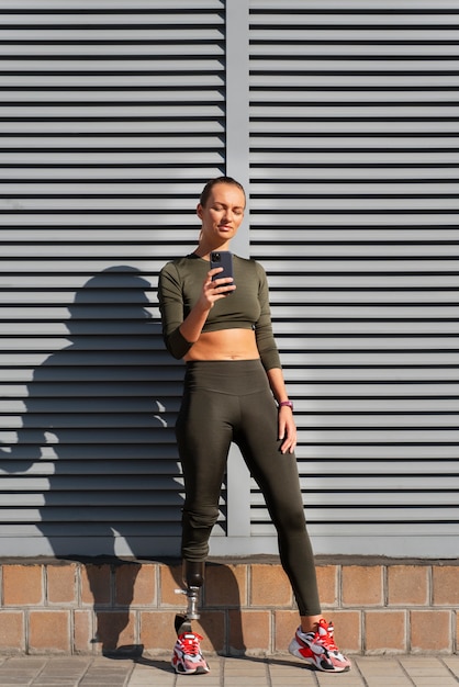 Foto gratuita primo piano sull'allenamento della donna sportiva sulla diversità