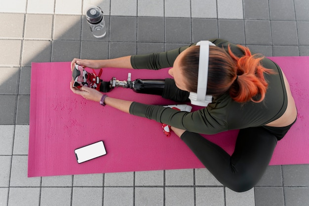 Foto gratuita primo piano sull'allenamento della donna sportiva sulla diversità