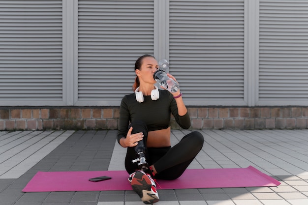 Foto gratuita primo piano sull'allenamento della donna sportiva sulla diversità