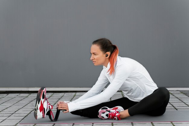 多様性スポーツの女性のトレーニングのクローズアップ