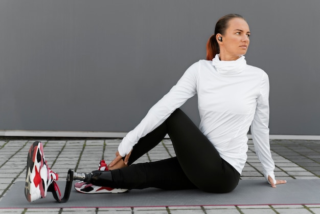 Foto gratuita primo piano sull'allenamento della donna sportiva sulla diversità