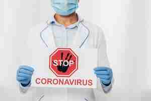 Free photo close-up doctor during coronavirus