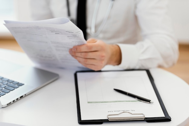 Free photo close-up doctor holding medical records