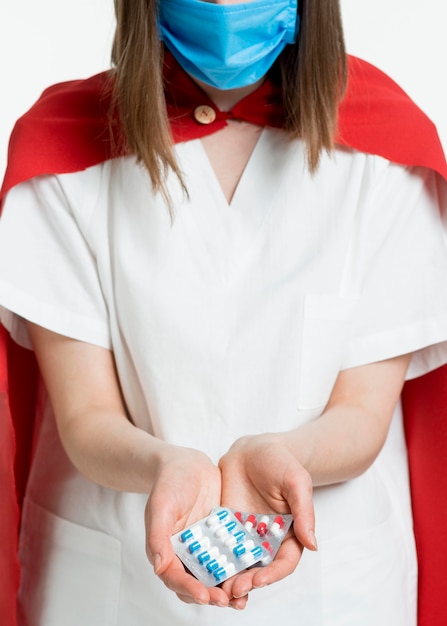 Free photo close-up doctor holding pills