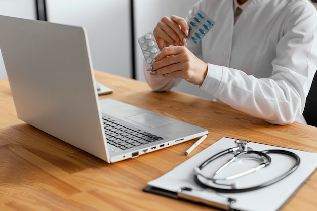 Free photo close-up doctor holding pills