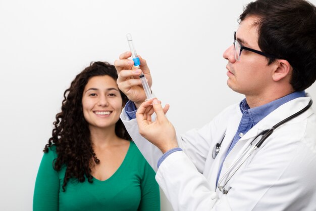 Free photo close-up doctor holding a syringe