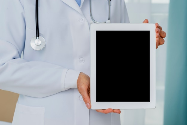 Free photo close-up of doctor holding tablet mock-up