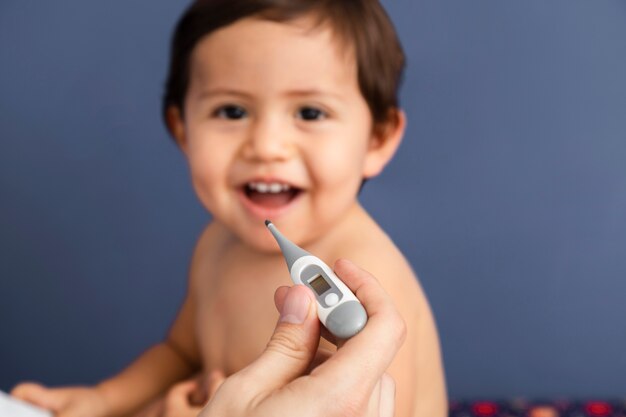 Free photo close-up doctor holding a thermometer