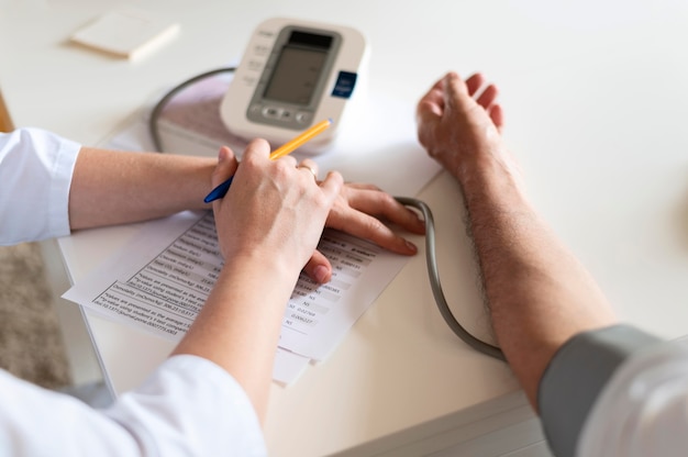 Foto gratuita primo piano delle mani del medico e del paziente