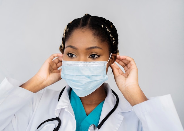 Free photo close-up doctor wearing medical mask