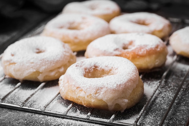 Free photo close-up donuts with sugar powder