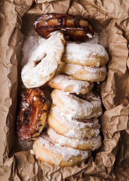 Free photo close-up donuts with sugar powder