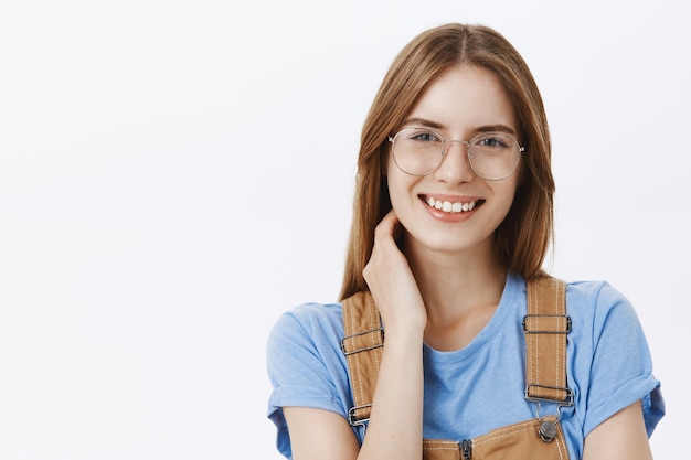 笑顔、ロマンチックな視線眼鏡で夢のような愛らしい女の子のクローズアップ