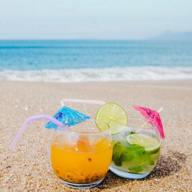 해변에서 음료의 클로즈업 제공