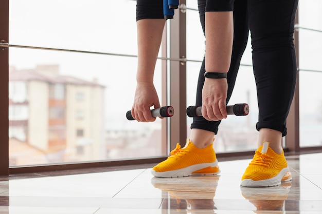 Free photo close-up elder woman working out