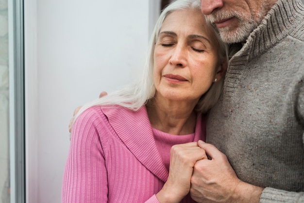 Free photo close-up elderly couple hugging