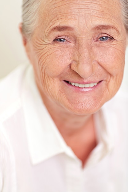 Foto gratuita close-up della donna anziana con le rughe sul viso