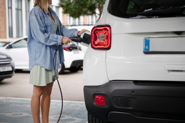 Foto gratuita primo piano sulla ricarica dell'auto elettrica