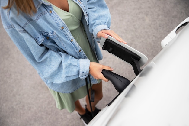 Foto gratuita primo piano sulla ricarica dell'auto elettrica