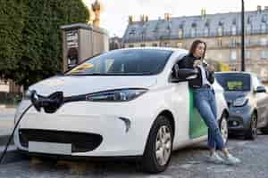 Foto gratuita primo piano su un'auto elettrica in francia