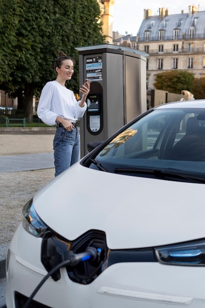 Foto gratuita primo piano su un'auto elettrica in francia