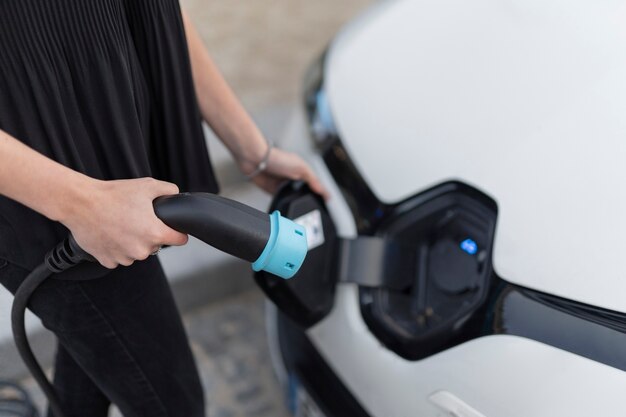 Primo piano su un'auto elettrica in francia