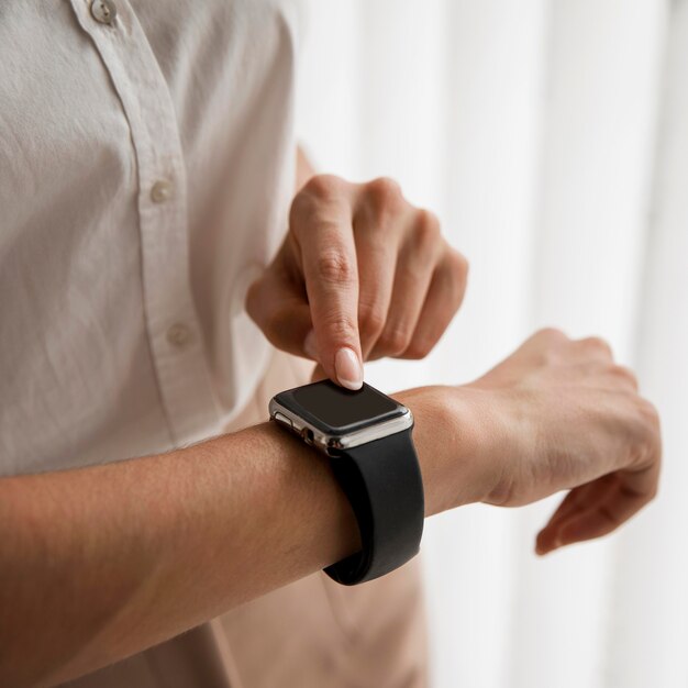 Close-up of elegant businesswoman with smartwatch