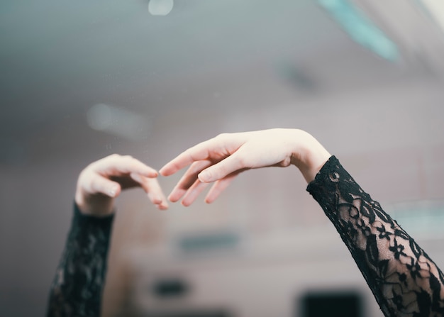 Foto gratuita chiuda in su delle mani del ballerino elegante