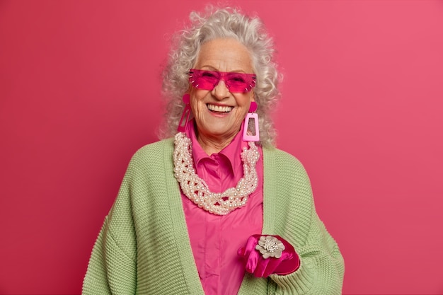 Free photo close up on elegant elderly woman wearing stylish clothes isolated