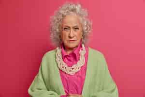 Free photo close up on elegant elderly woman wearing stylish clothes isolated