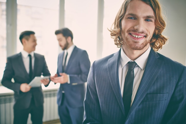 Foto gratuita primo piano di elegante imprenditore con un grande sorriso