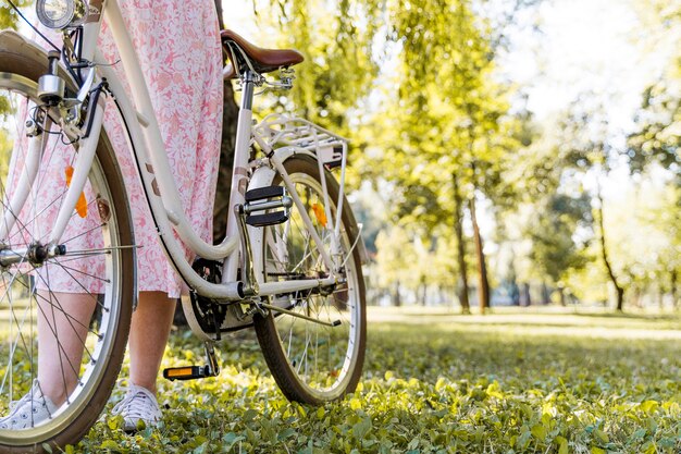 自転車に乗ってエレガントな女性のクローズアップ